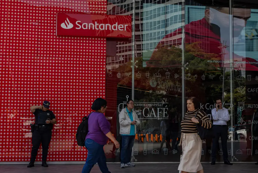 Problemas do Santander Brasil elevam diferença com matriz a recorde: o que esperar?