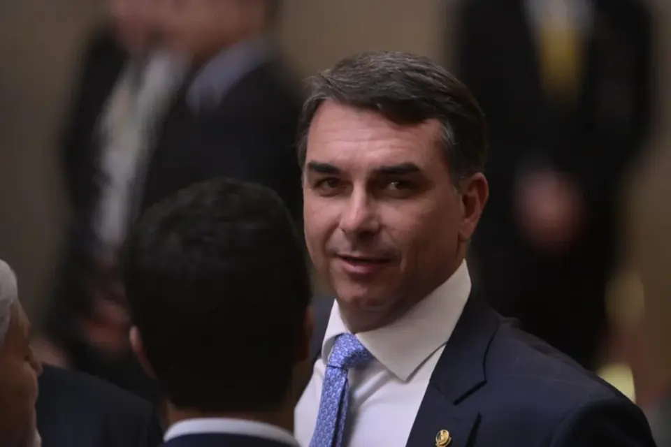 Convenção do PL se aproxima, e Flávio mantém impasse sobre vice