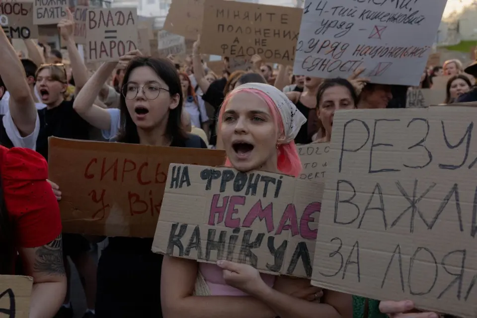 Ucrânia tem terceiro dia de protestos por demissão de ministro da Defesa: 'Ouço o que estão dizendo', afirma Zelensky