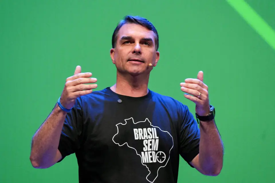 Flávio diz que Moraes faz advocacia administrativa e que mulher do ministro ganha para fingir que advoga