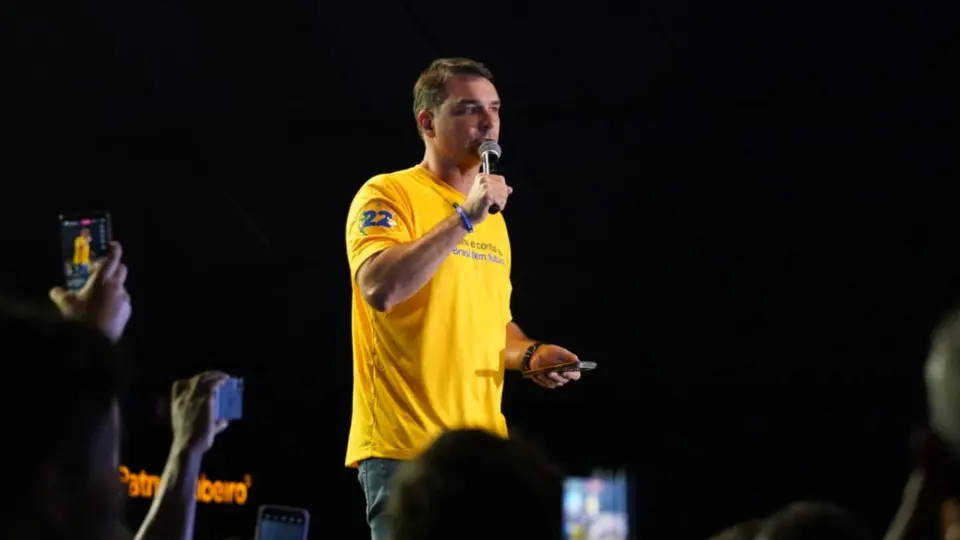 Após decisão sobre prisão domiciliar de Bolsonaro, Flávio chama Moraes de 'sem alma' em evento do PL no Espírito Santo