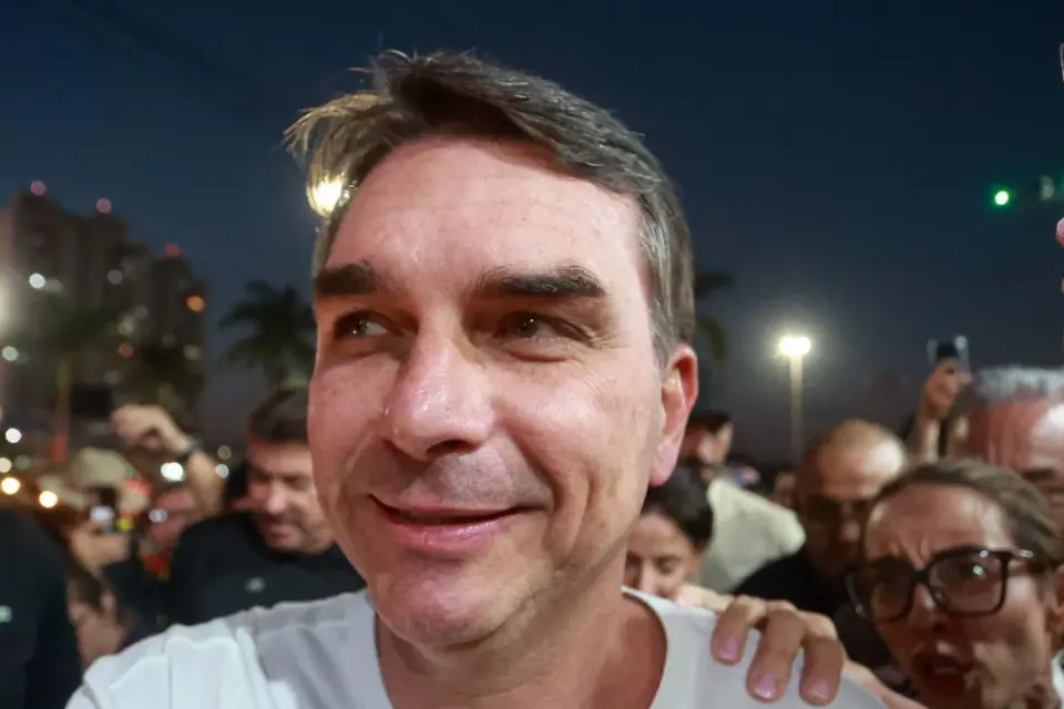 Maria da Penha é "pedaço de papel" que não defende mulher, diz Flávio