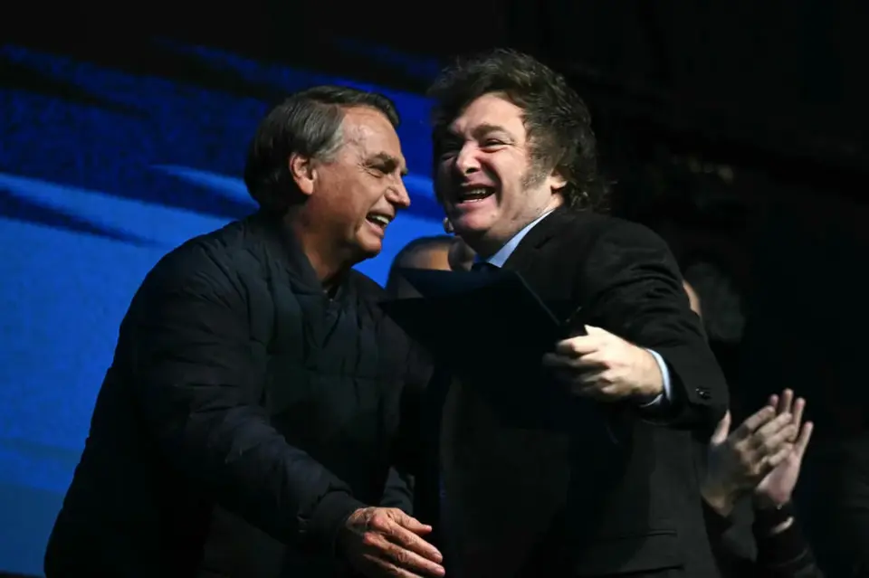 Alexandre de Moraes nega visita de Milei a Jair Bolsonaro; ex-presidente cumpre prisão domiciliar