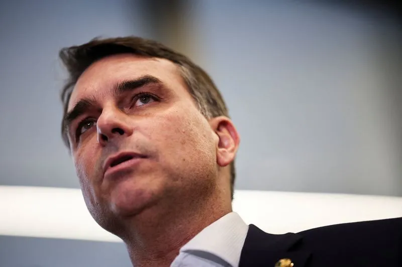 Após proibição de ver Bolsonaro, Flávio diz que não se rebaixa a tirano