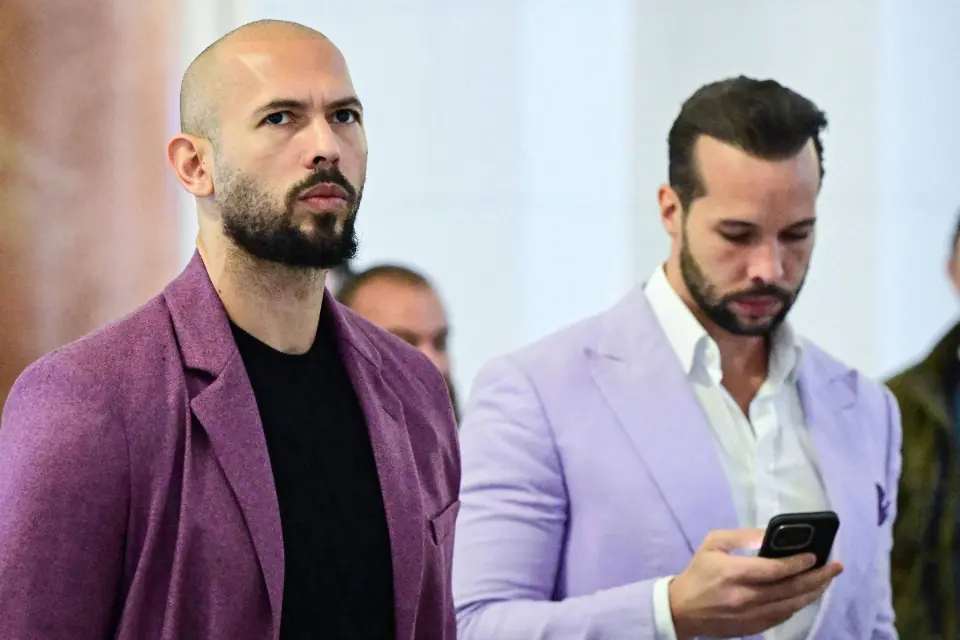Irmãos Tate, influencers da 'machosfera' presos acusados de estupro, contestam extradição para a Inglaterra
