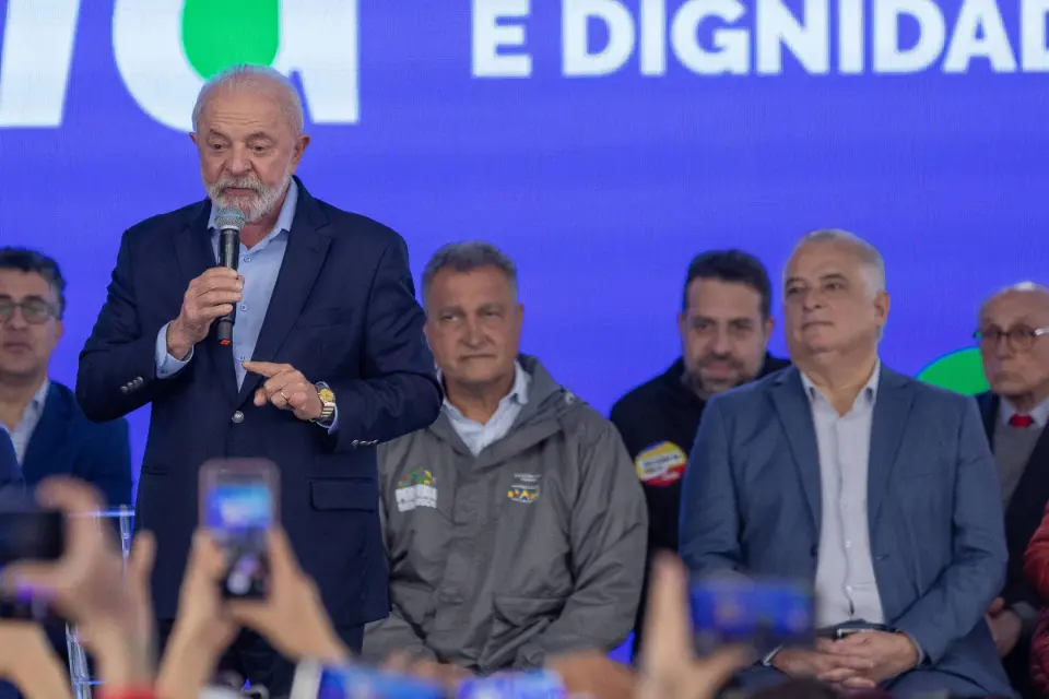 Dois ex-ministros de Lula são autorizados a receber salário do governo enquanto fazem campanha