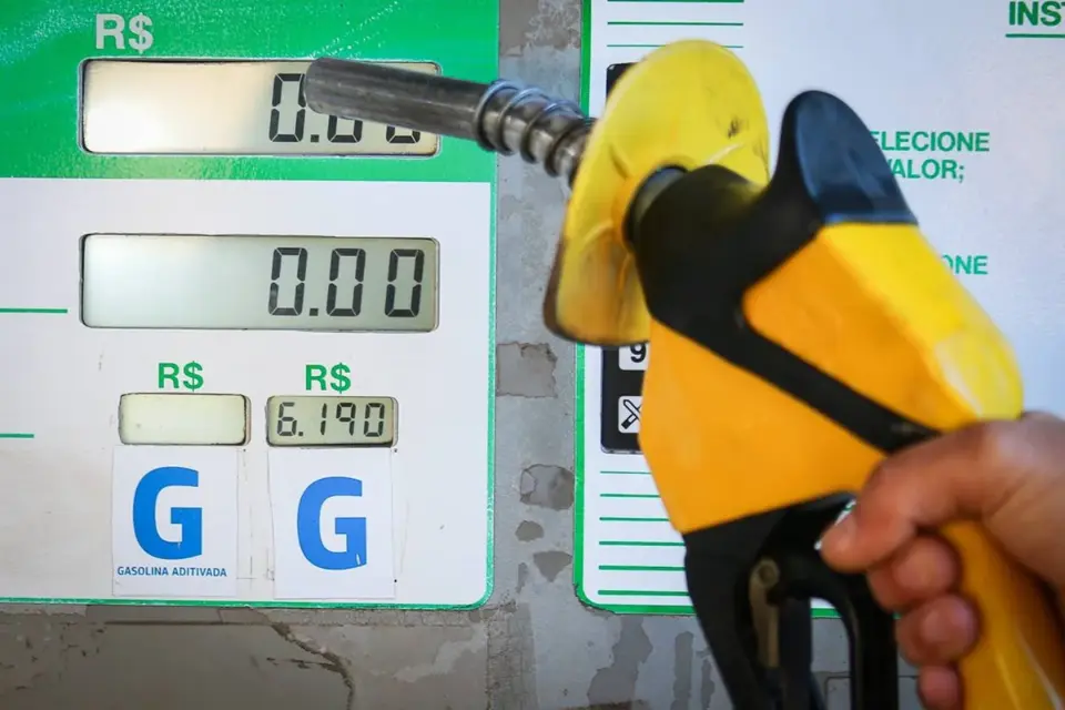Governo estuda prorrogar subsídio de R$ 0,44 por litro da gasolina