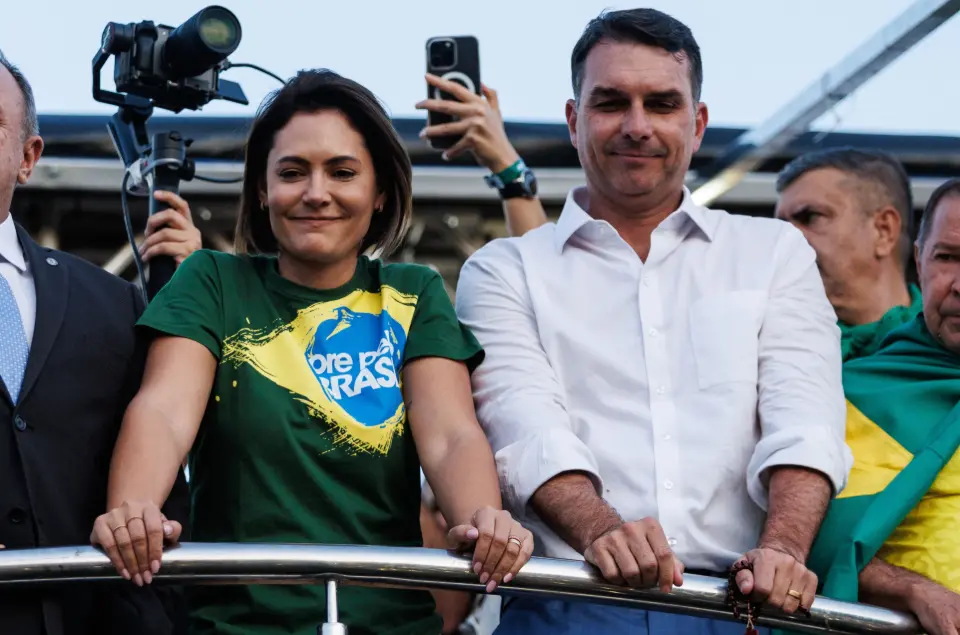 Vídeo com pedido de desculpas de Flávio foi exigência de Michelle para reaproximação, dizem aliados