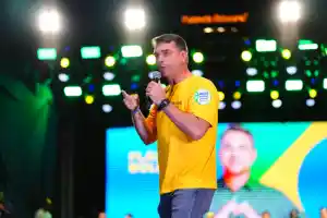 Flávio Bolsonaro grava vídeo para tentar reaproximação com Michelle