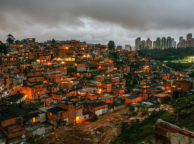 ‘A fé e o fuzil’: livro mostra como religião e crime ocupam espaços desatendidos pelo Estado