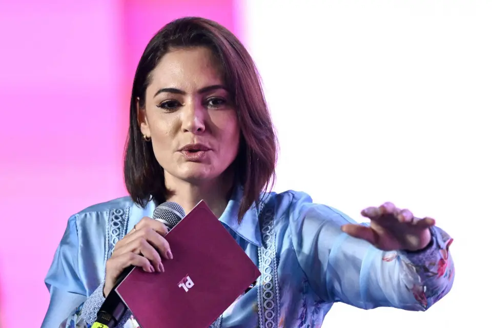 Michelle justifica ausência em convenção de Flávio por ter de cuidar de Bolsonaro