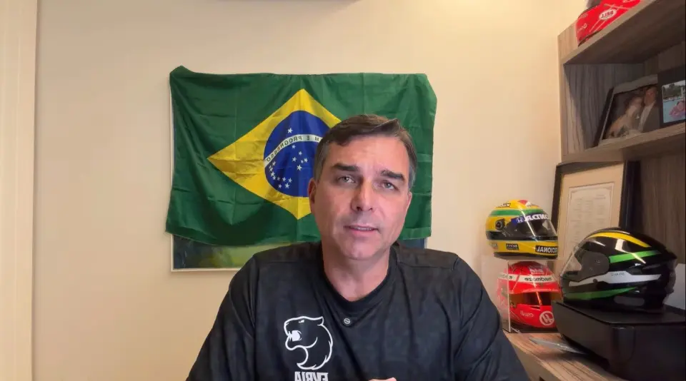 Flávio Bolsonaro diz que Jair não sabia de vídeo de IA e defende uso: 'Nós estudamos a legislação'