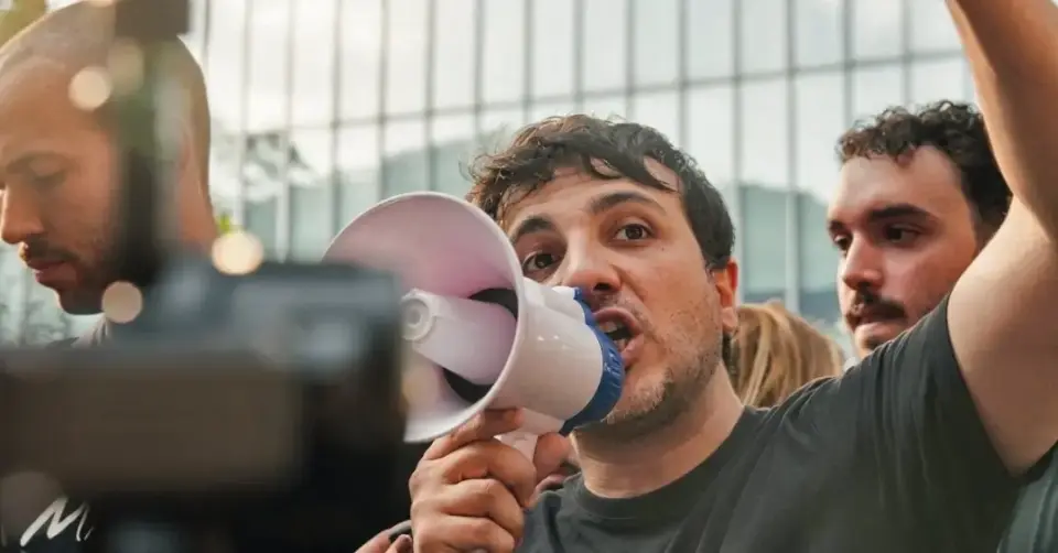 Renan Santos desafia publicamente Flávio Bolsonaro a debater ideias; entenda as regras